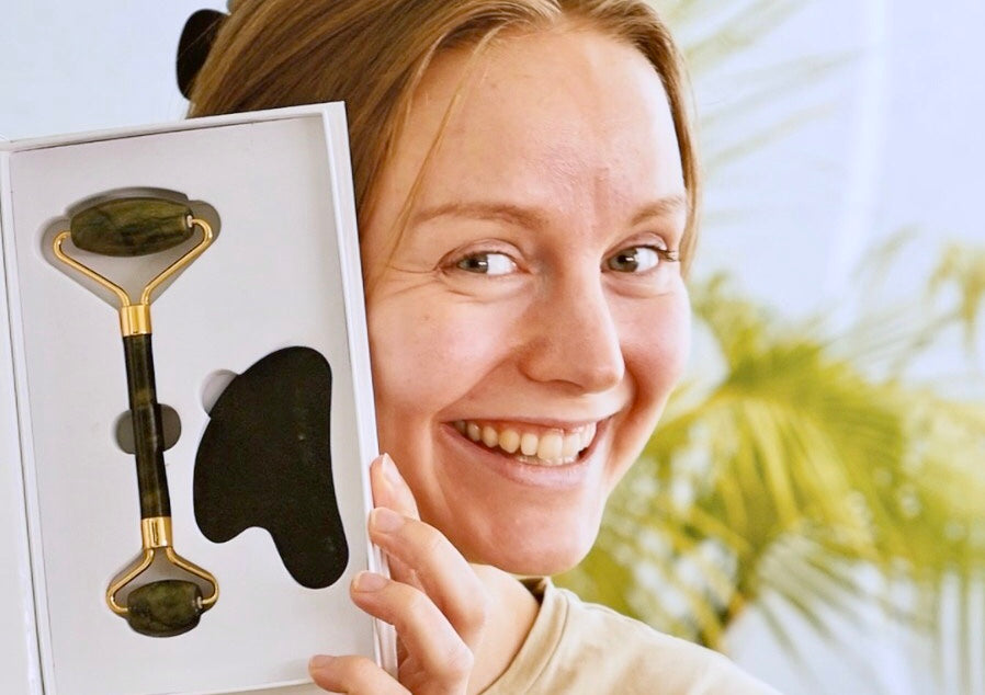 Okabo Gua Sha kasvorulla ja -lasta